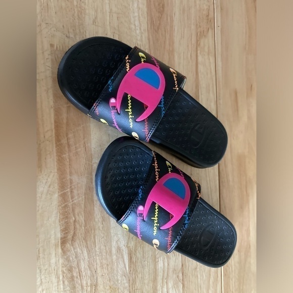 Champion slides in 4Y. Black with pink, blue & yellow accents - Picture 2 of 4